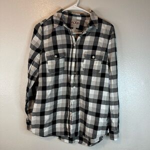 Old Navy Black & White Plaid Lightweight Women’s Flannel Shirt
Size M (juniors)